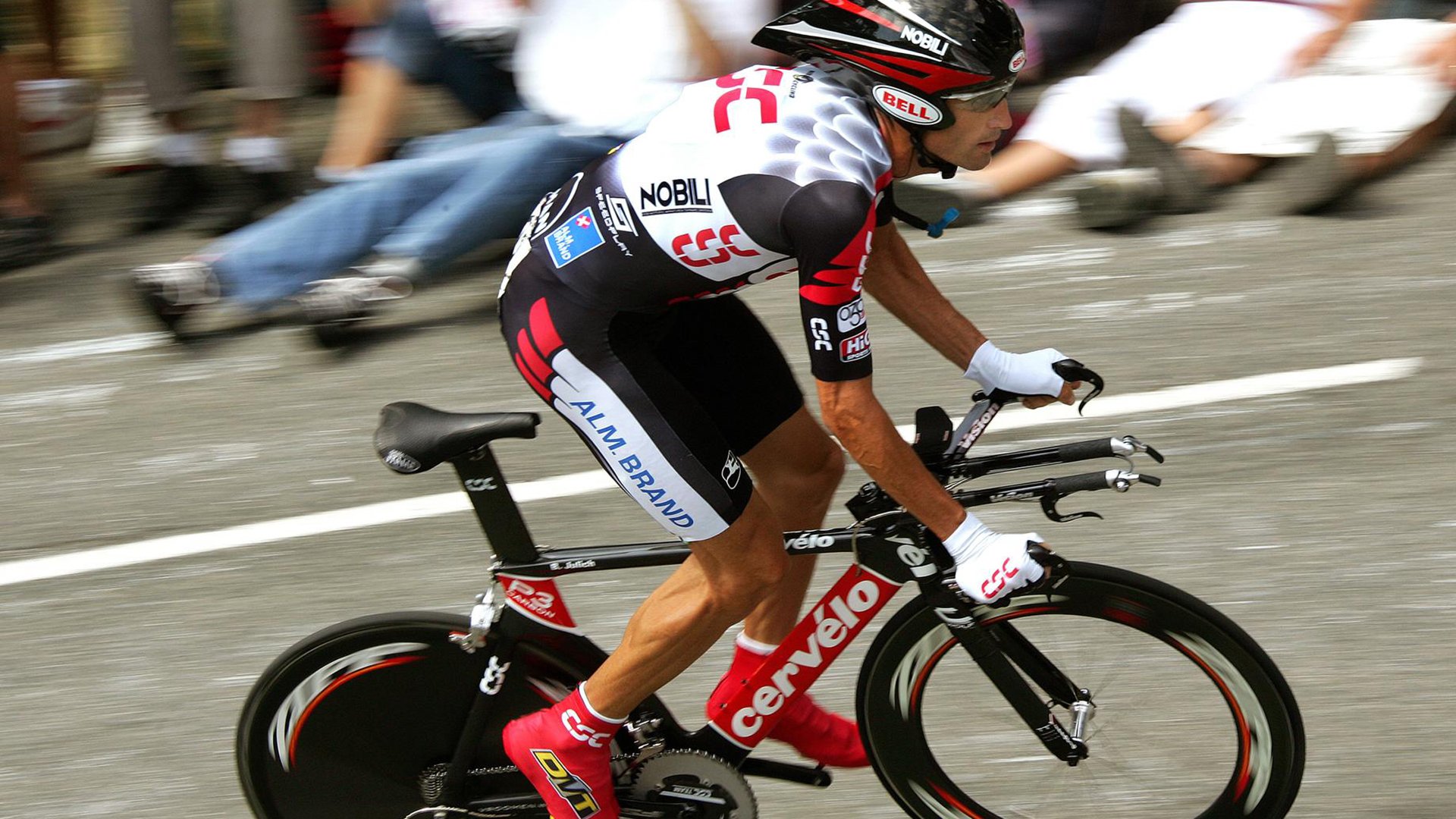 开云·体育官网-冠军球队庆祝巡游引来市民自发参与，冠军球址汇